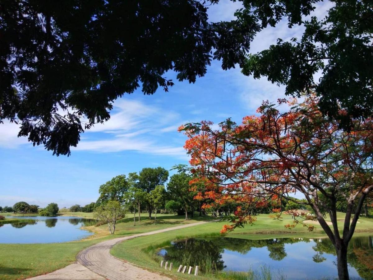 Uniland Golf & Resort Nakhon Pathom Esterno foto
