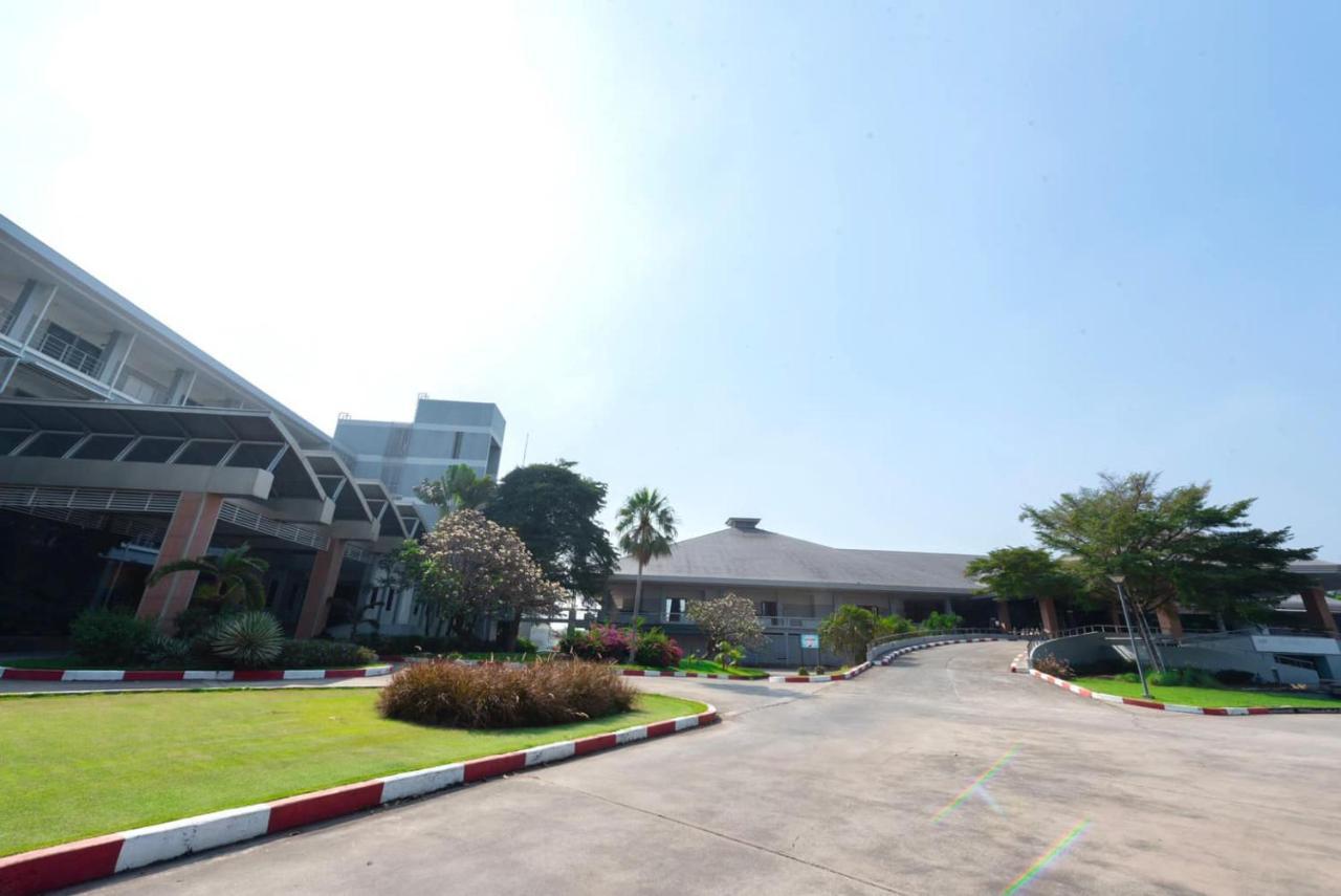 Uniland Golf & Resort Nakhon Pathom Esterno foto