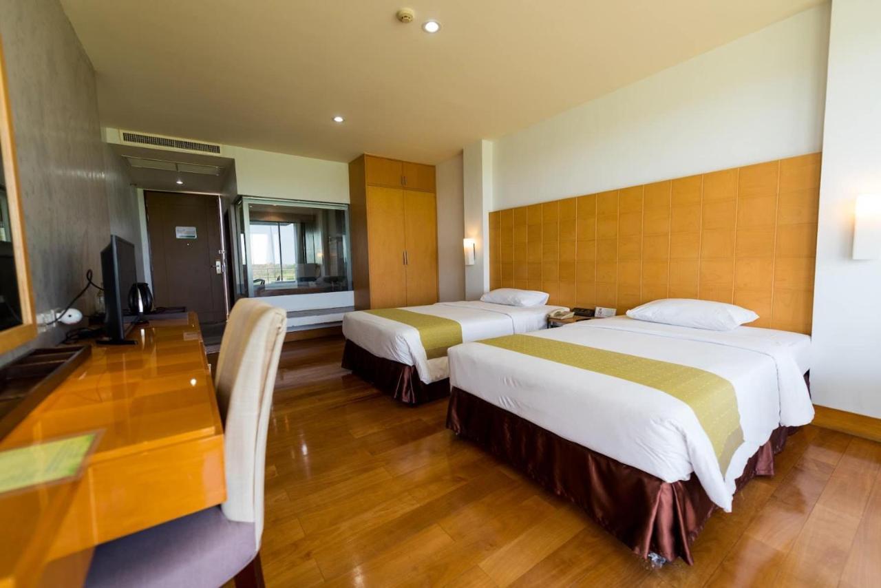 Uniland Golf & Resort Nakhon Pathom Esterno foto