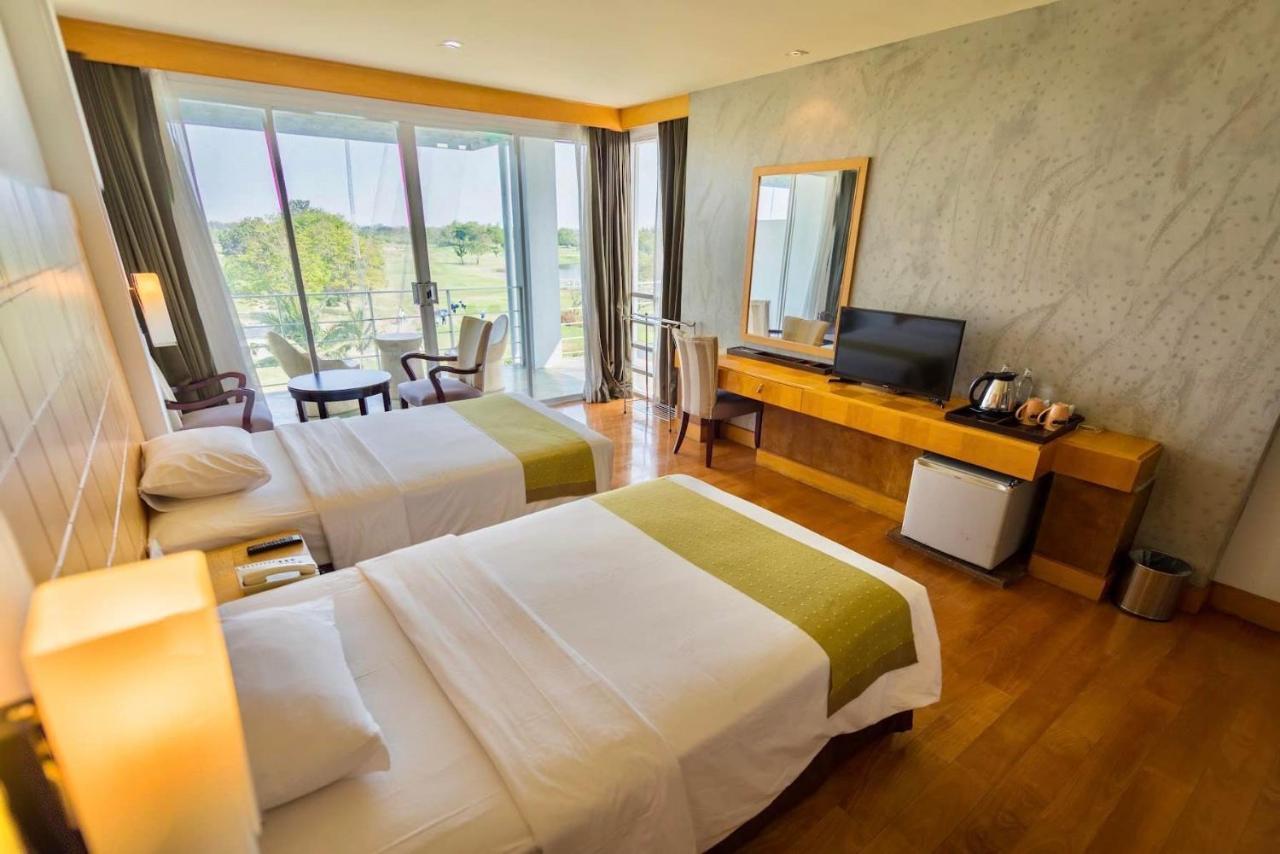 Uniland Golf & Resort Nakhon Pathom Esterno foto