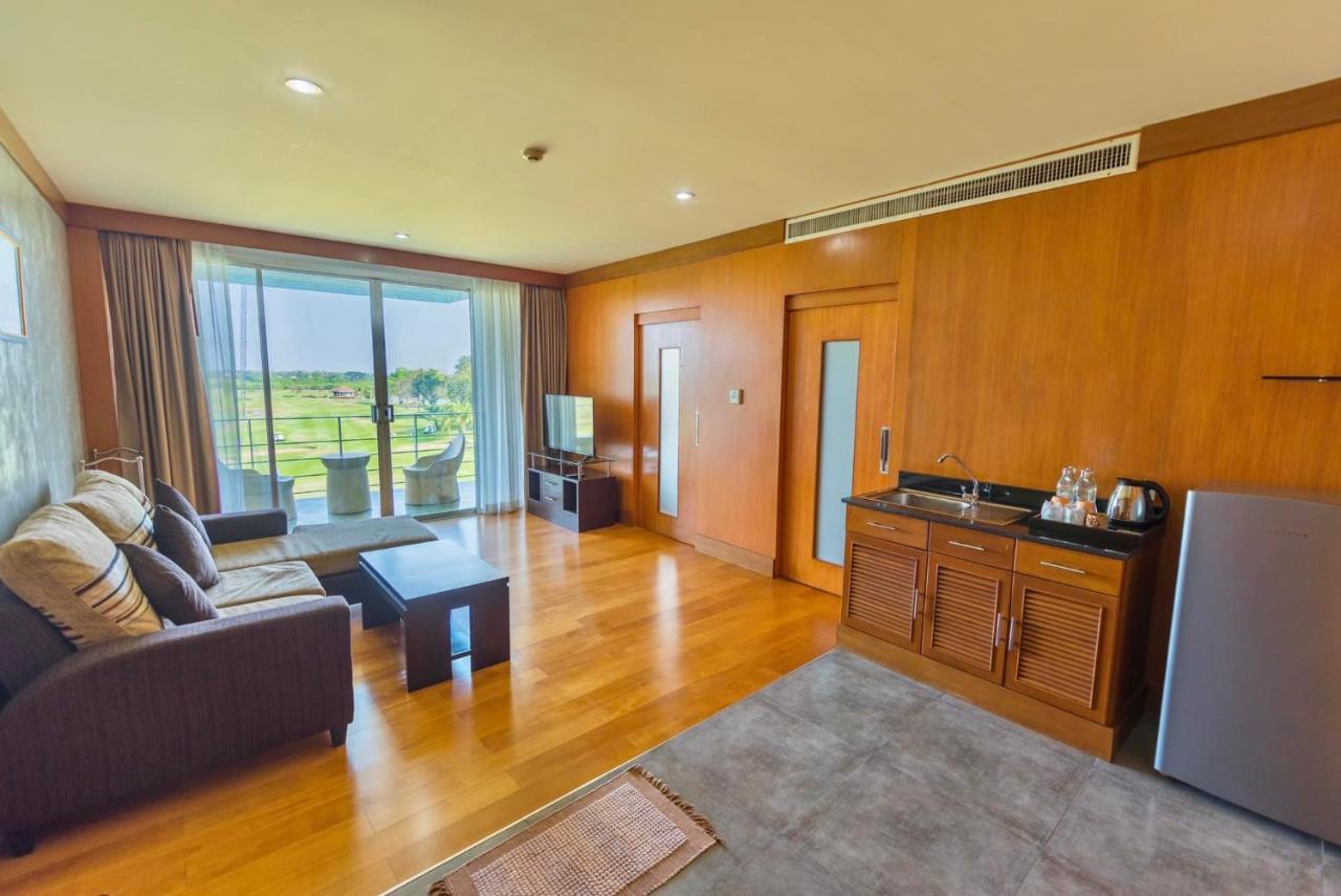 Uniland Golf & Resort Nakhon Pathom Esterno foto