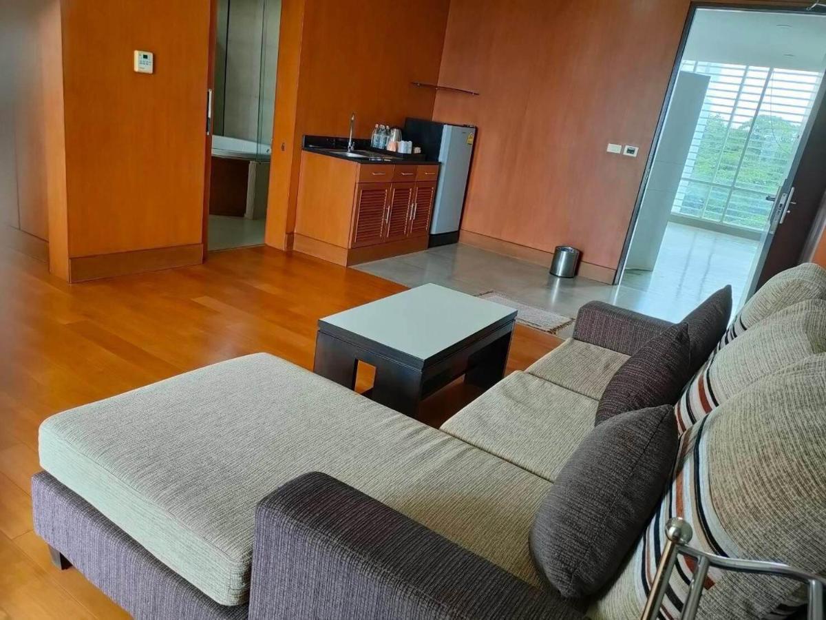 Uniland Golf & Resort Nakhon Pathom Esterno foto