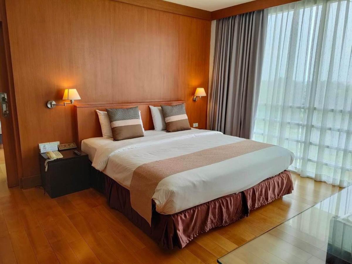 Uniland Golf & Resort Nakhon Pathom Esterno foto