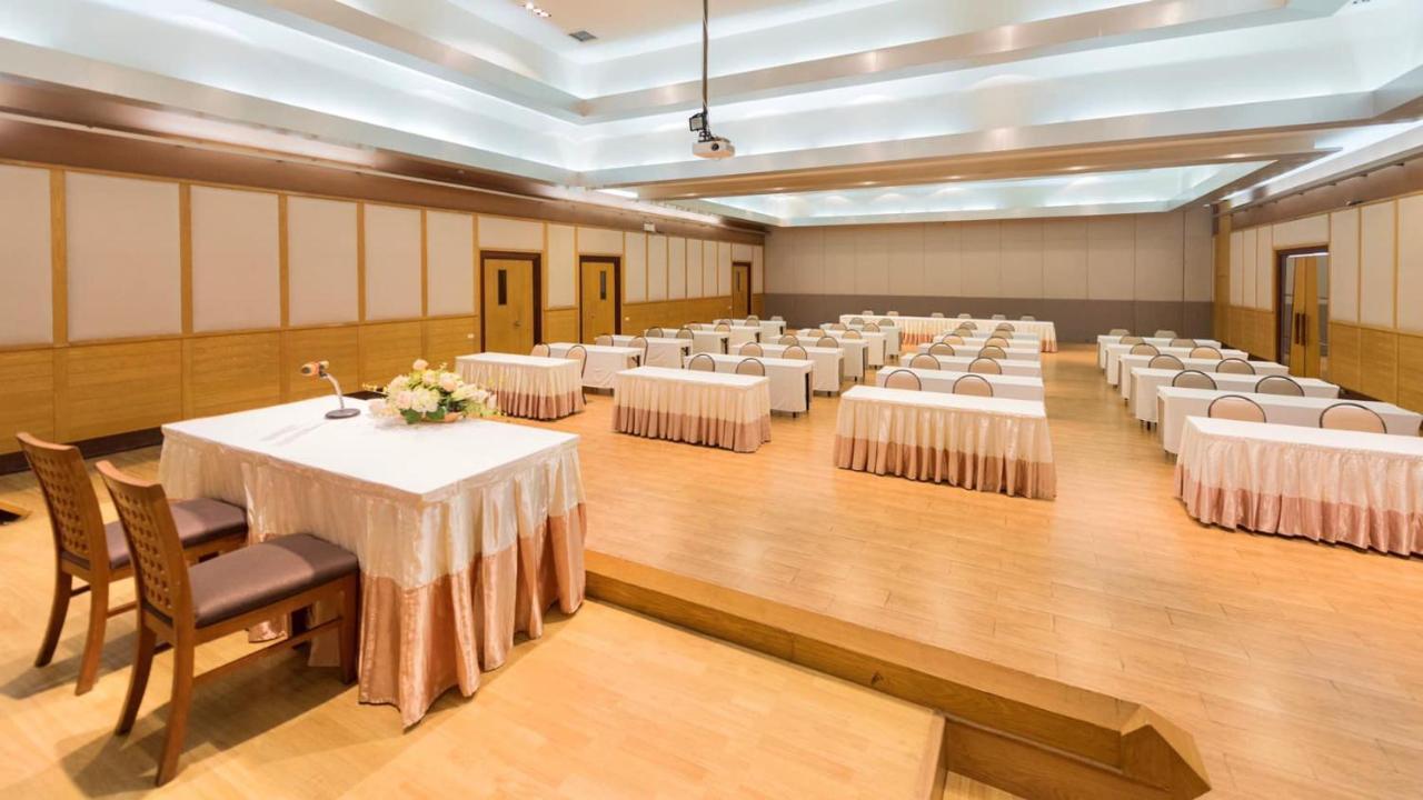 Uniland Golf & Resort Nakhon Pathom Esterno foto
