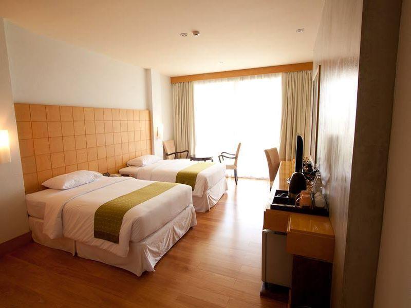 Uniland Golf & Resort Nakhon Pathom Esterno foto