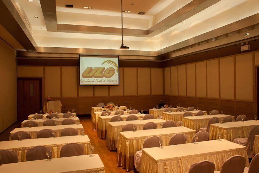 Uniland Golf & Resort Nakhon Pathom Esterno foto
