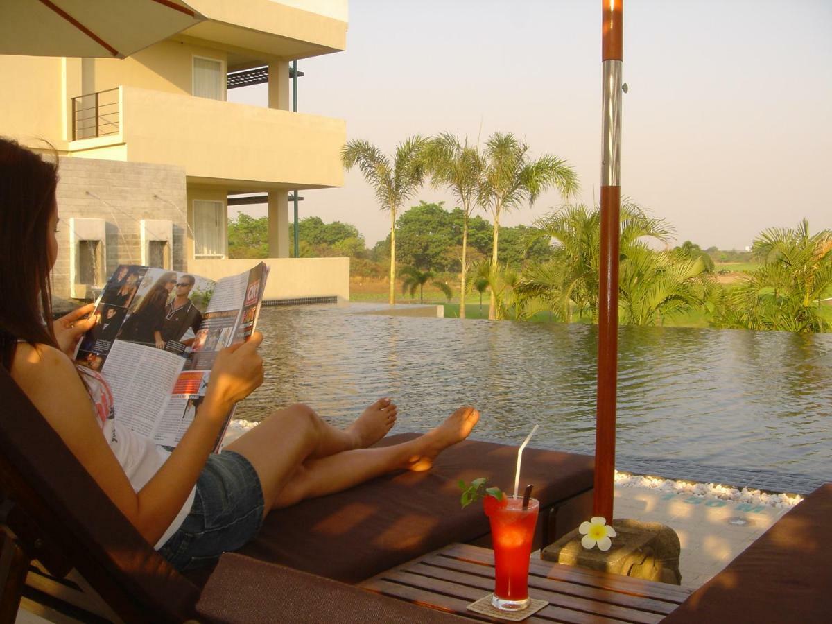 Uniland Golf & Resort Nakhon Pathom Esterno foto