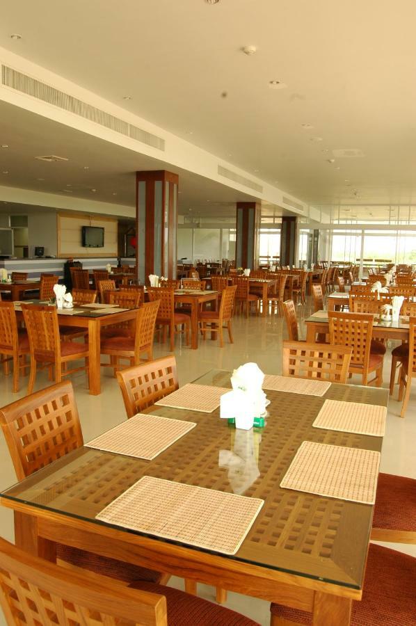 Uniland Golf & Resort Nakhon Pathom Esterno foto