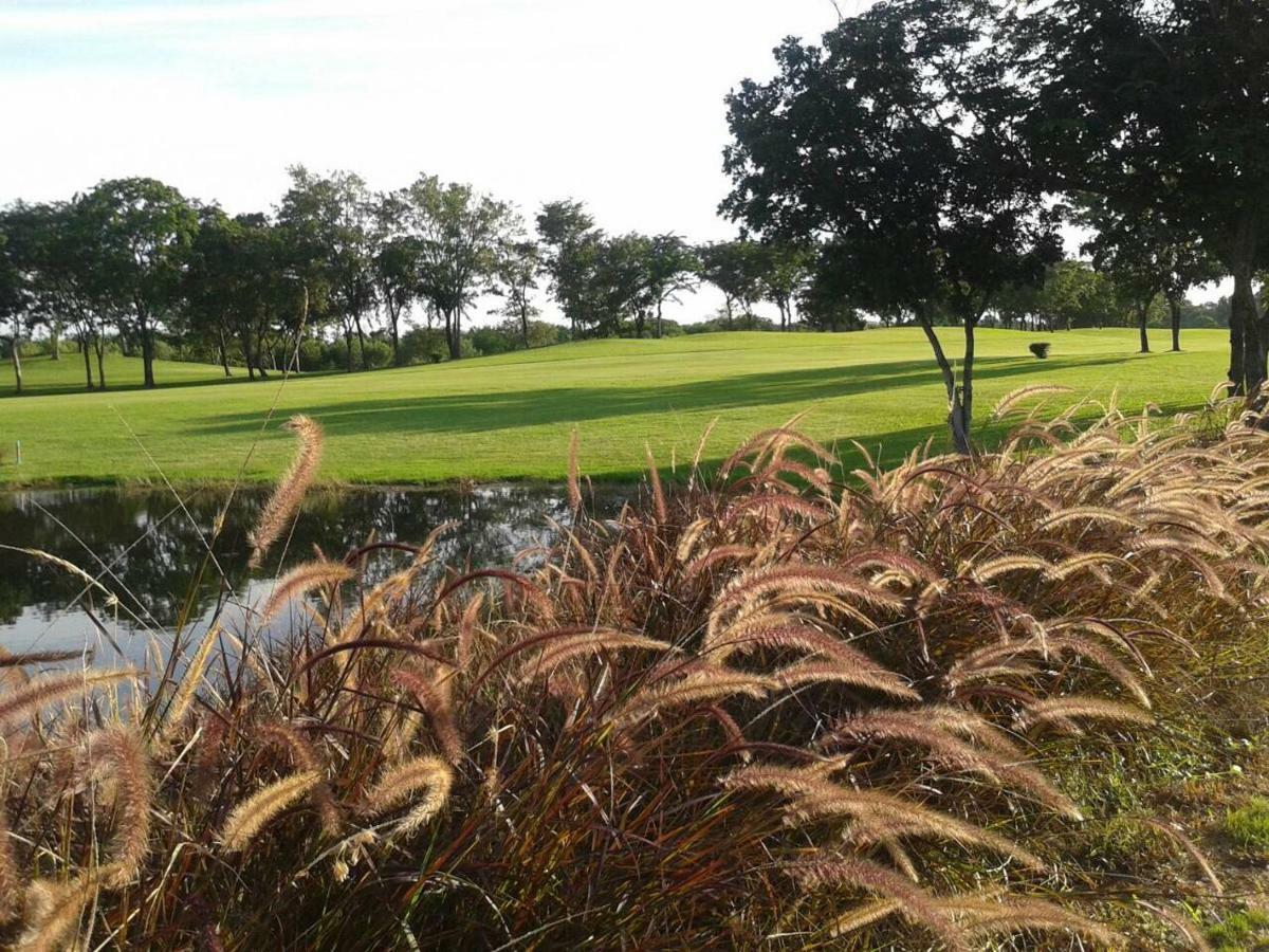 Uniland Golf & Resort Nakhon Pathom Esterno foto